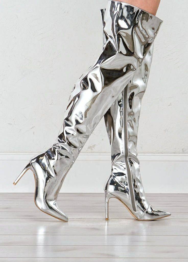 Высокие лаковые ботфорты в серебряном цвете.